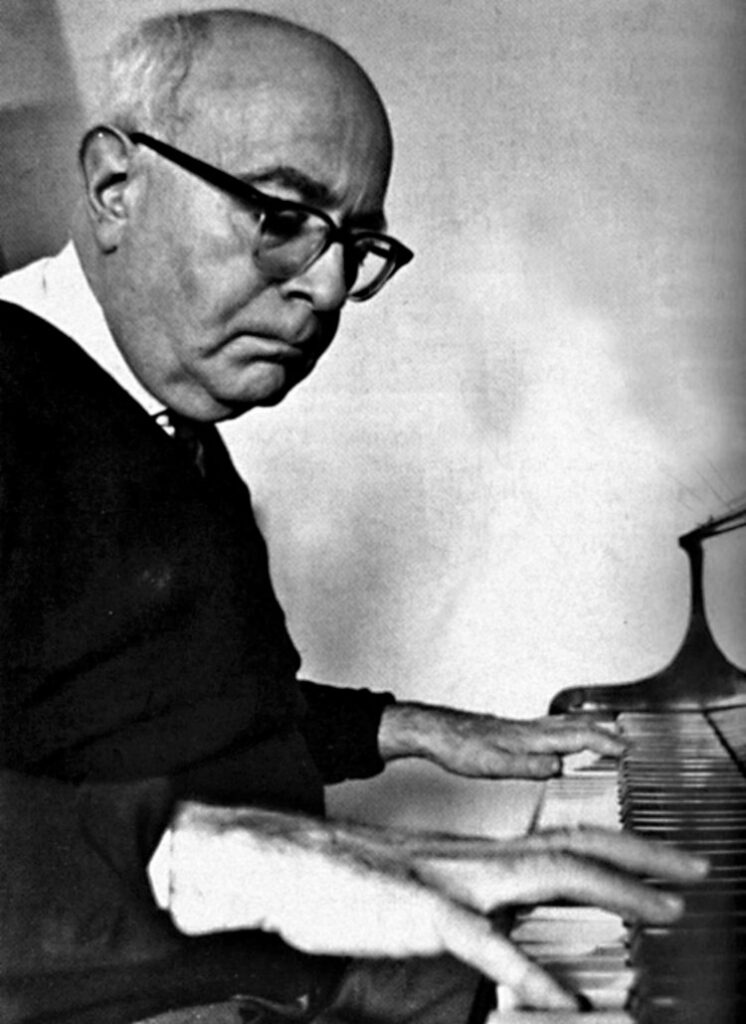 Theodor Adorno ao piano